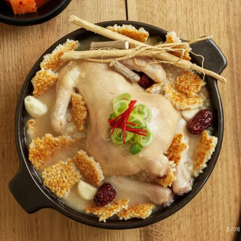 [20%쿠폰][포토리뷰 500점]명장의 한마리 통째로 넣은 한우사골 국내산 누룽지 삼계탕 1kg 3팩 : 롯데ON